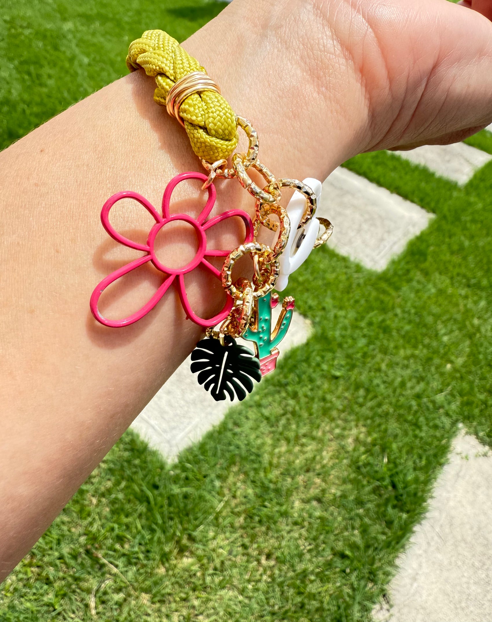 Pulsera Trenzada con Encanto Tropical