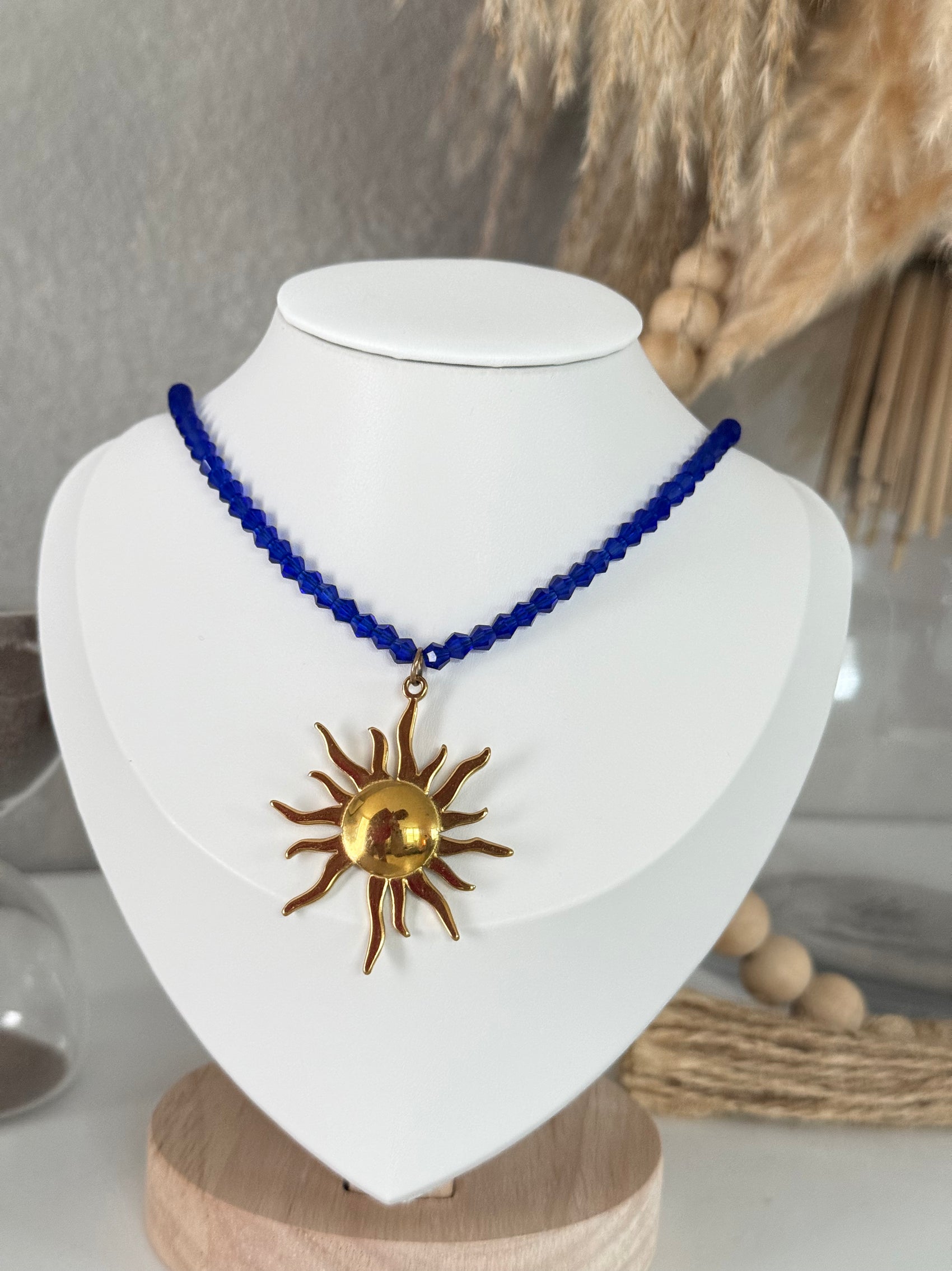 Collar Sol Dorado con Cuentas Azules