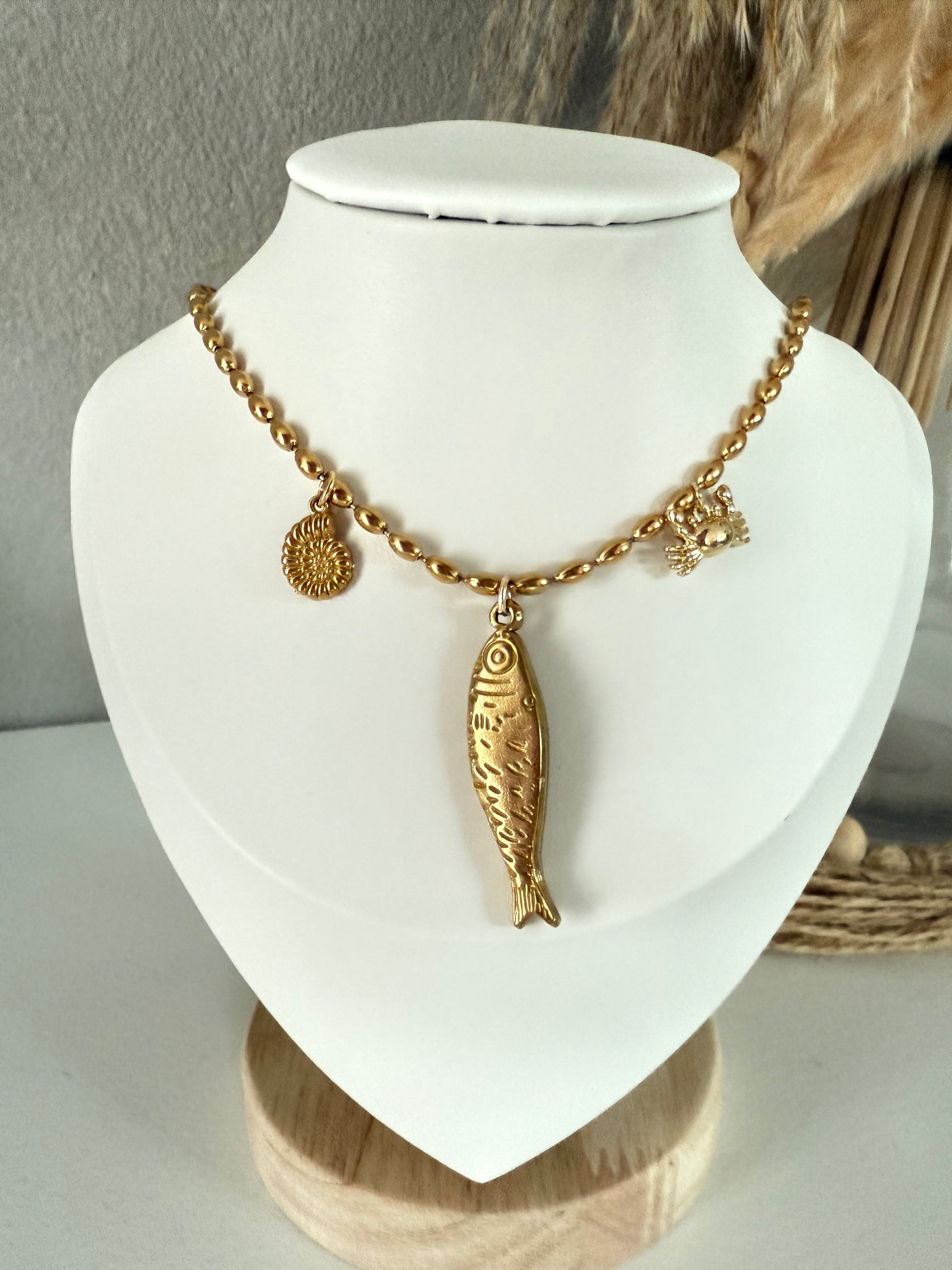 Collar Dorado con Dijes Marinos