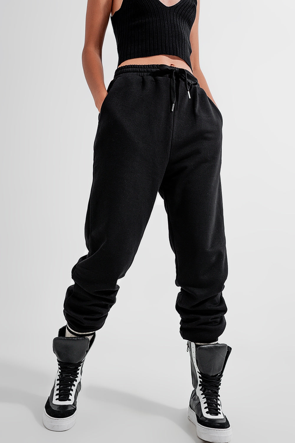 Joggers negros con cinturilla ajustable