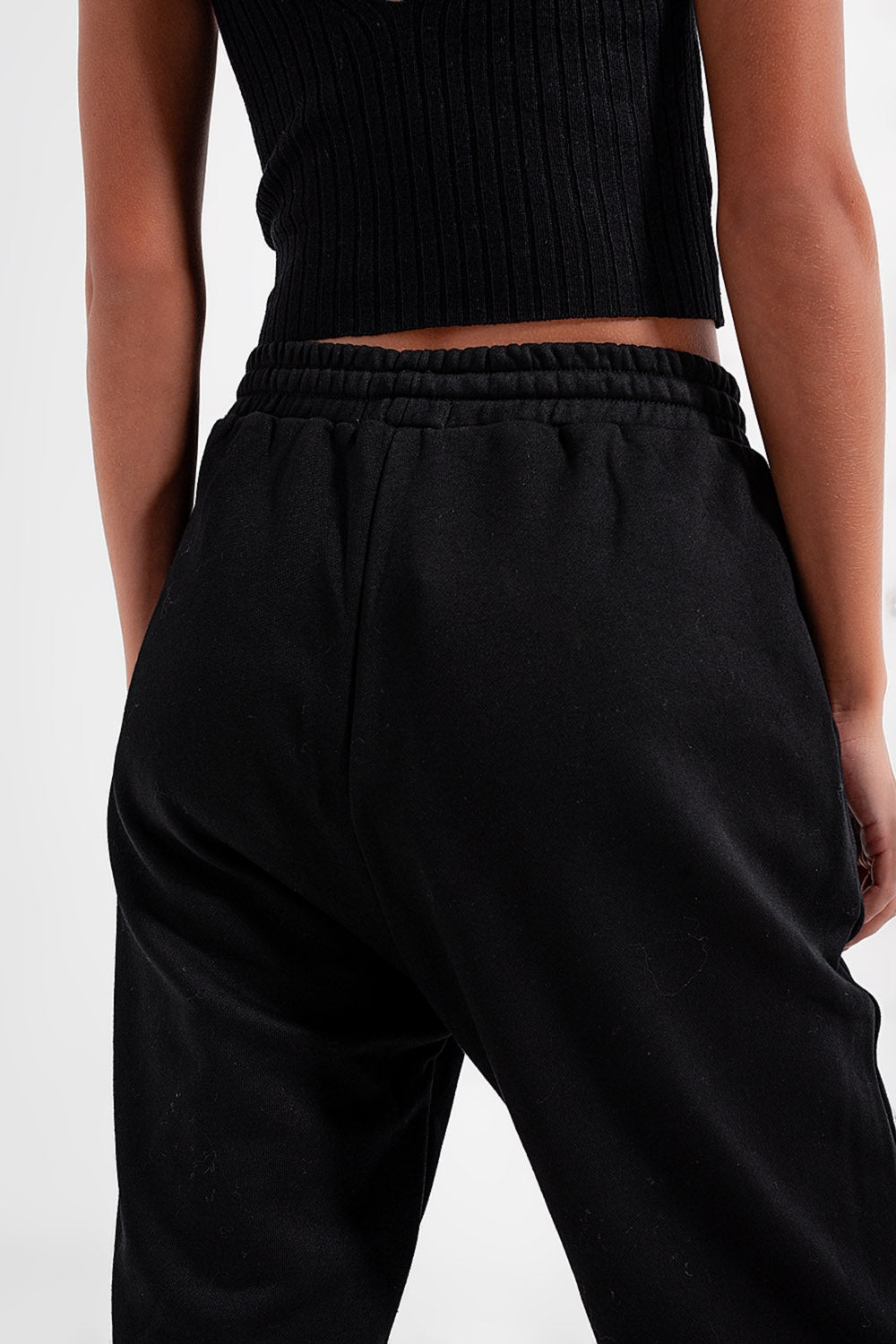 Joggers negros con cinturilla ajustable