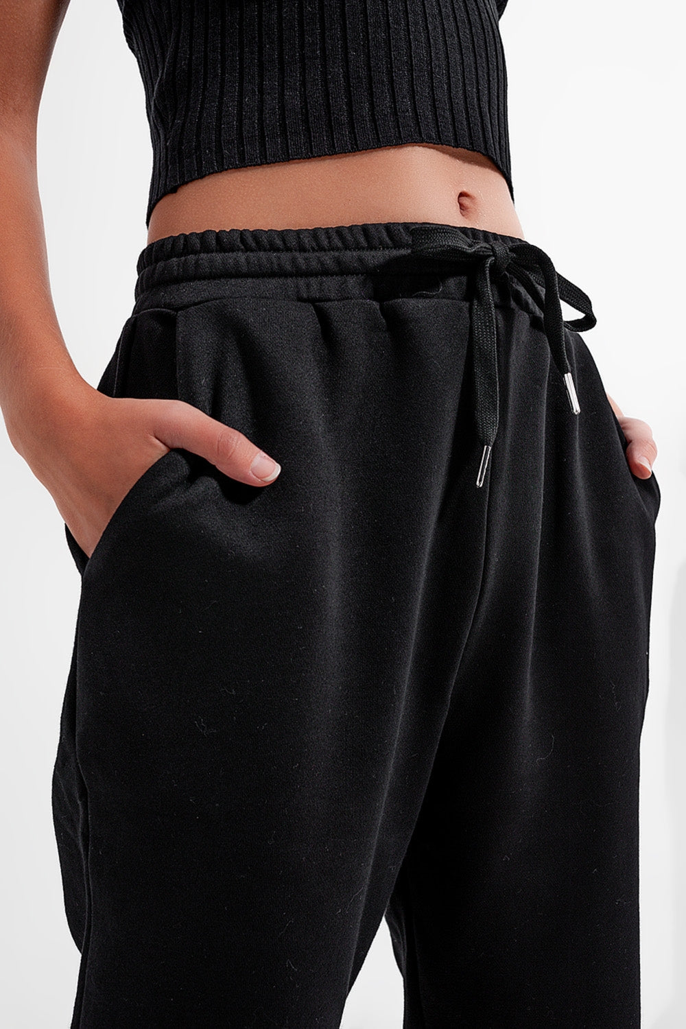 Joggers negros con cinturilla ajustable