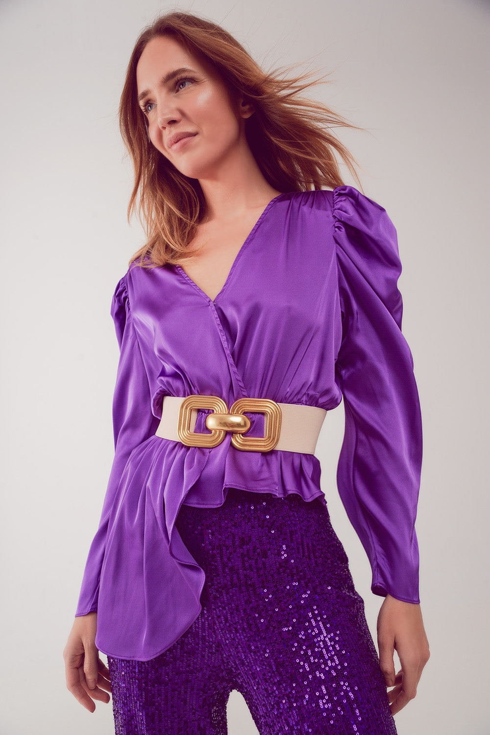 Blusa asimétrica con mangas abullonadas en violeta