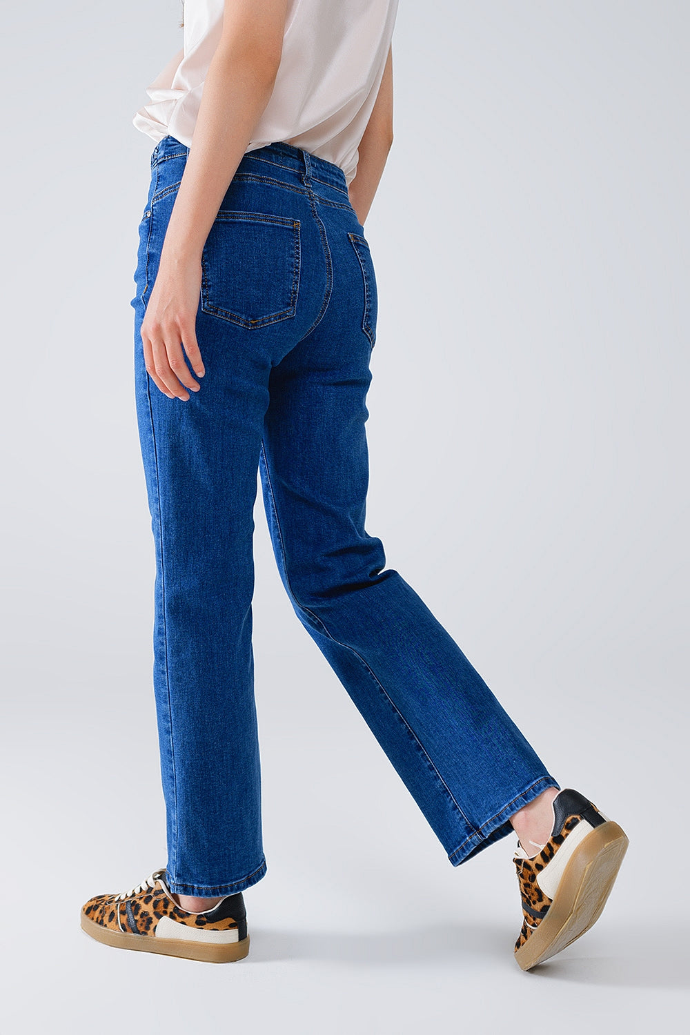 Jeans básicos de mezclilla azul oscuro con detalle de trenza en la cintura