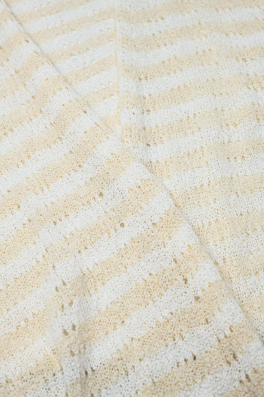 Cárdigan beige estilo bohemio con rayas de punto pointelle y detalles de flecos