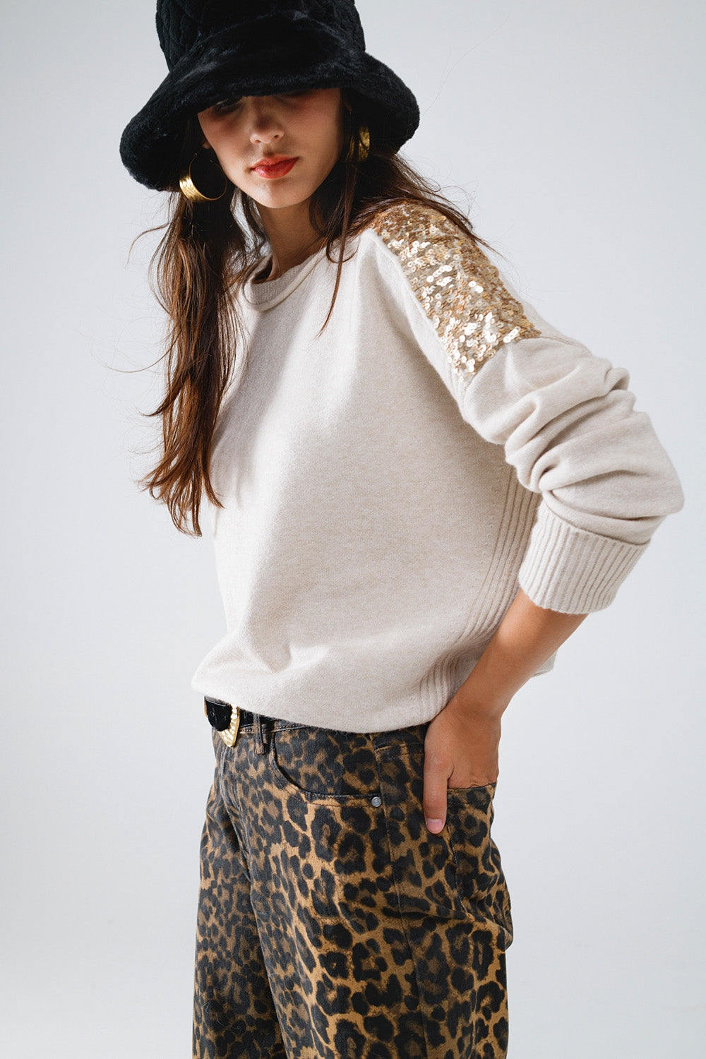 Q2 Beige Long Sleeves Sweater With Sequins on The Shoulders