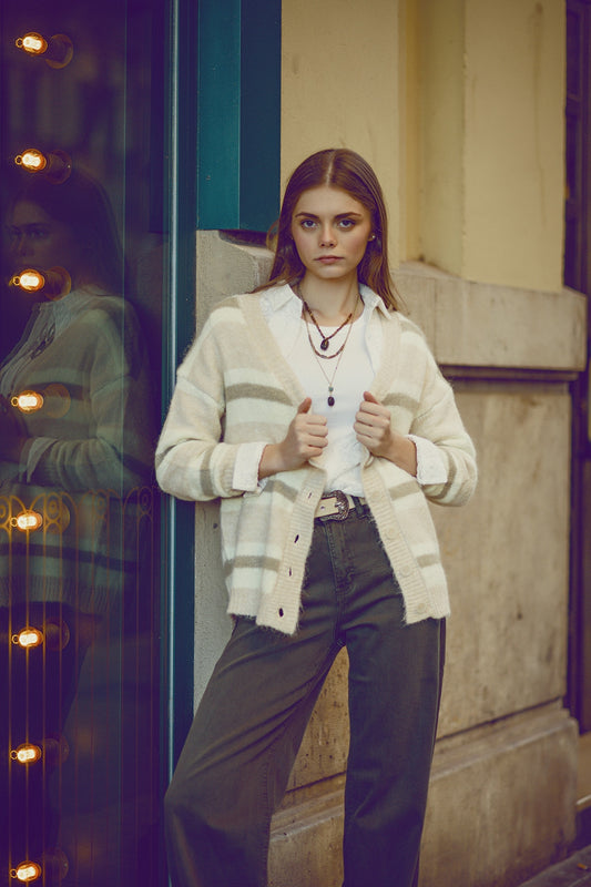 Cárdigan esponjoso de rayas beige