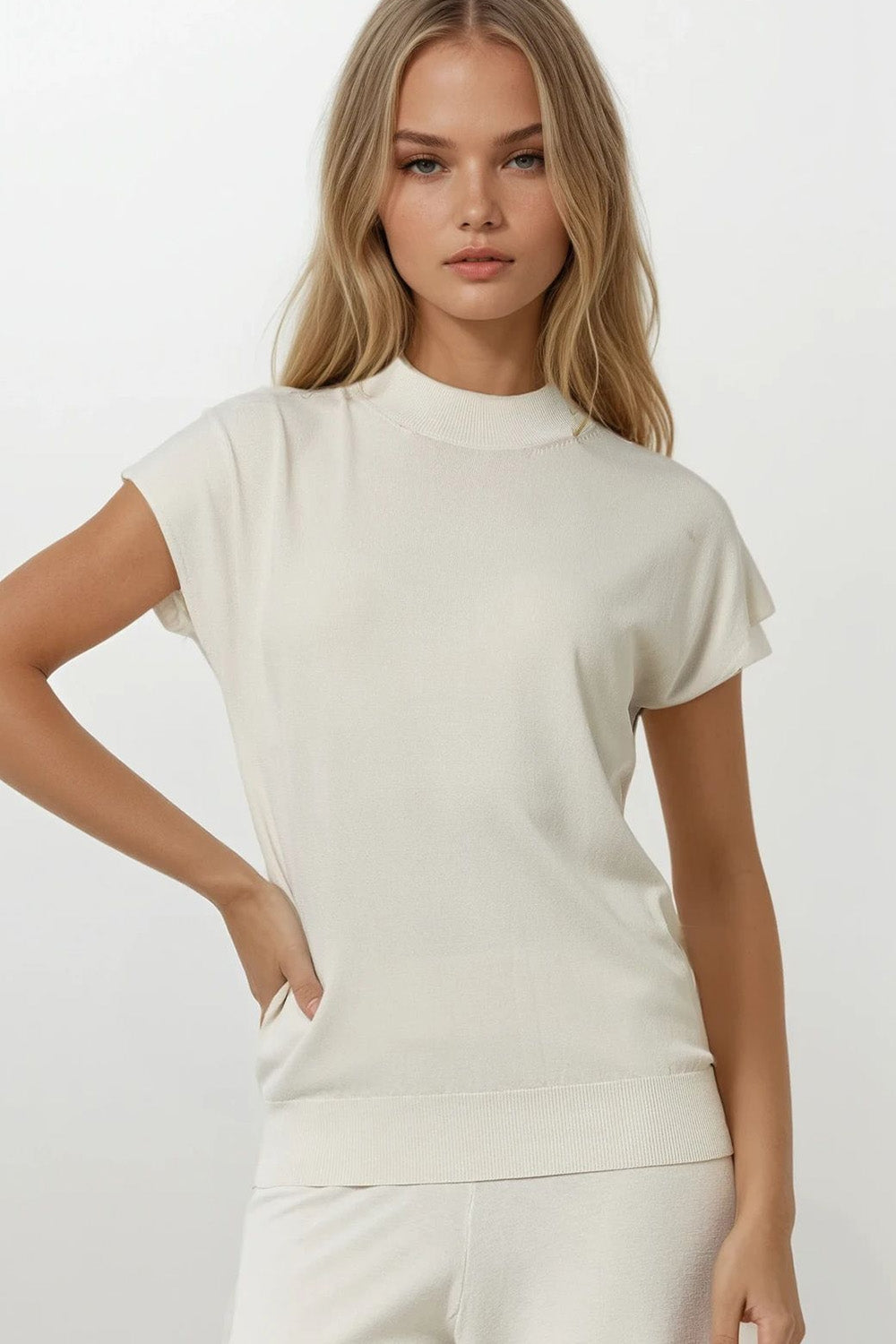 Q2 Beige turtleneck sweater with fitted short sleeves
