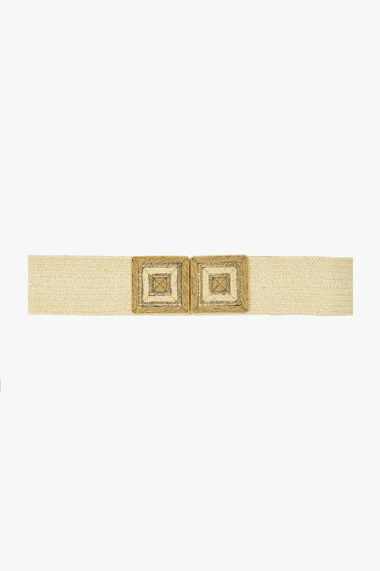 Cinturón tejido beige con hebilla cuadrada con detalles dorados.