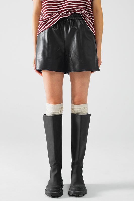 Q2 Black faux leather shorts with gathering at the waist with drawstring