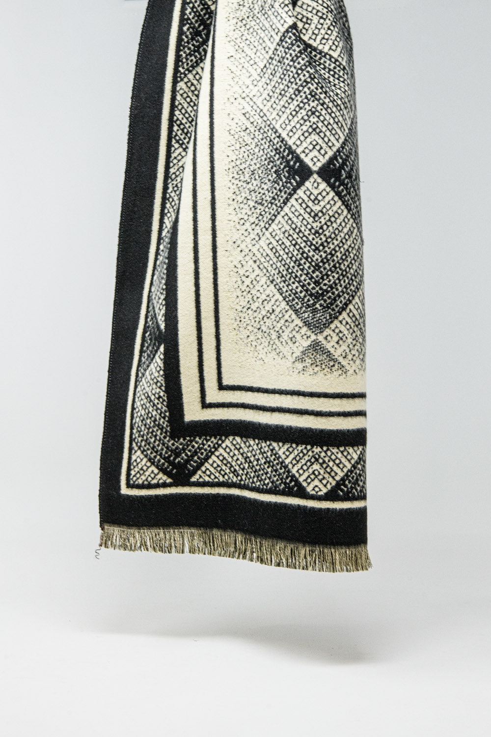 Q2 Black knitted scarf with geometric print