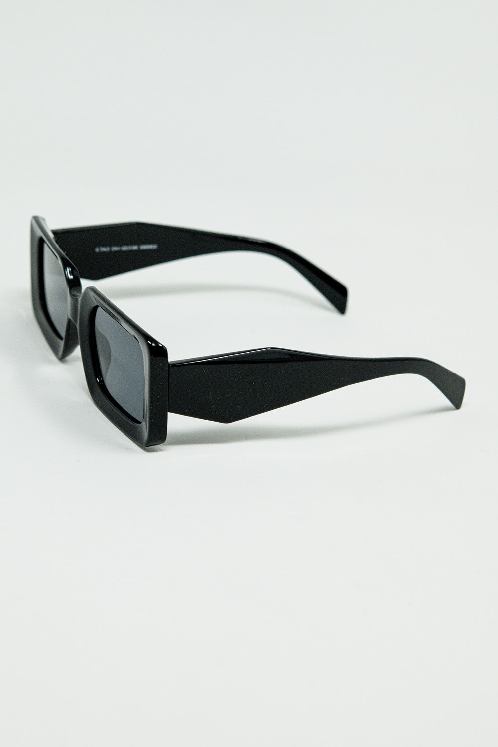 Black square sunglasses with detail on the side