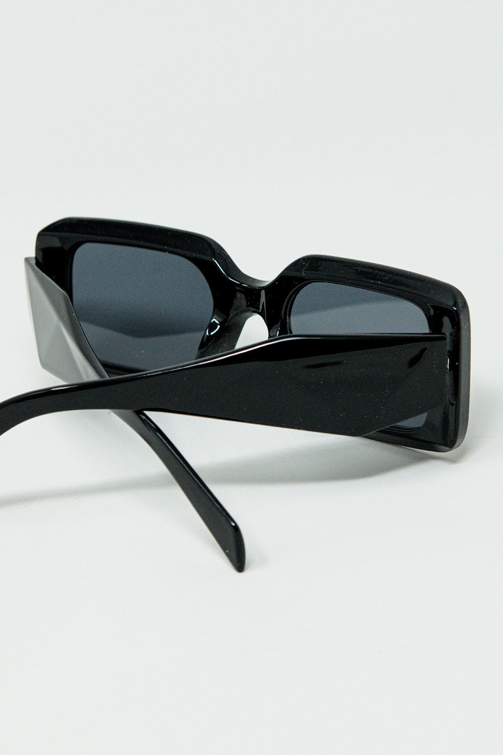 Black square sunglasses with detail on the side