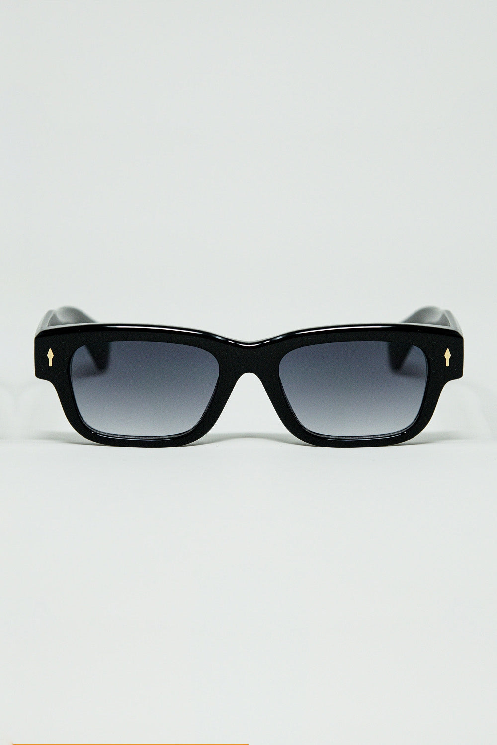 Q2 Black sunglasses with oval frame with gold detail