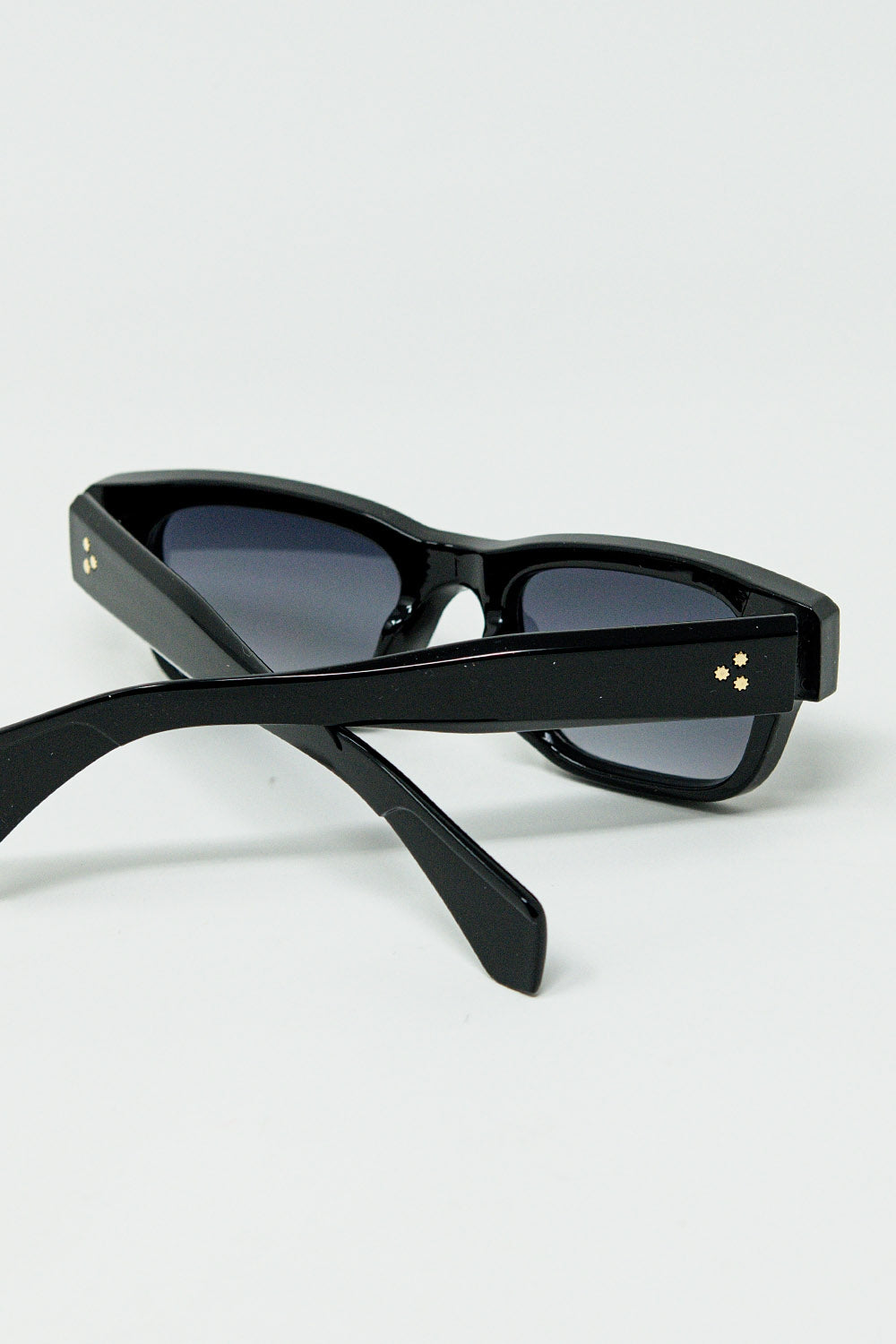 Black sunglasses with oval frame with gold detail