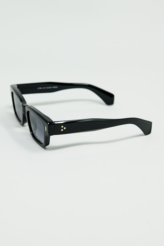 Black sunglasses with oval frame with gold detail