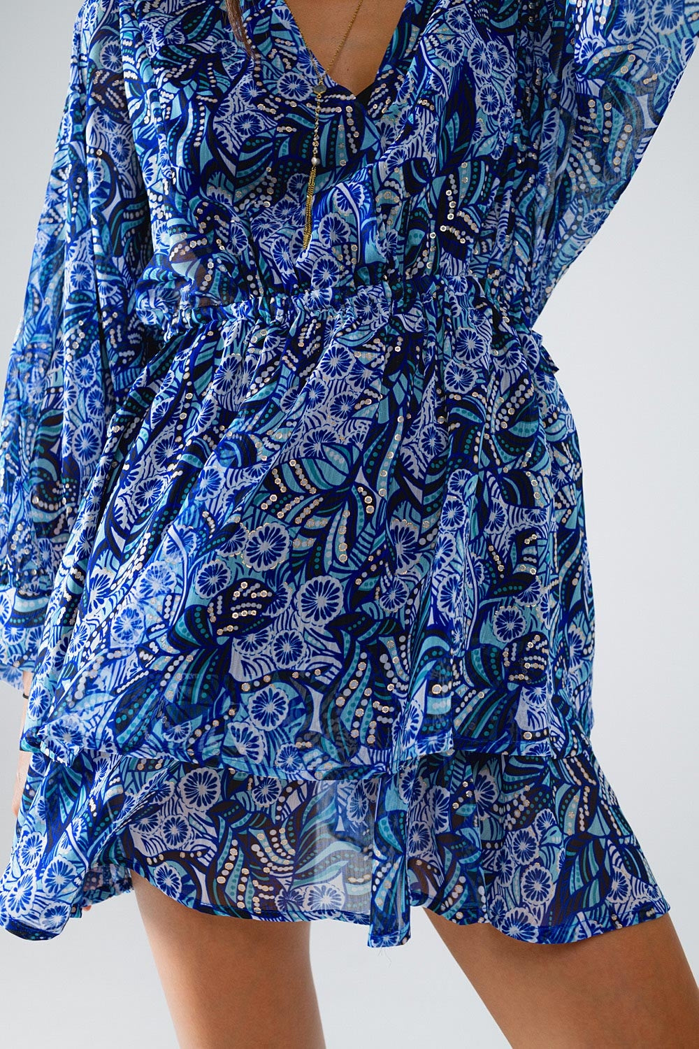 Vestido corto con estampado abstracto azul y cintura ajustable