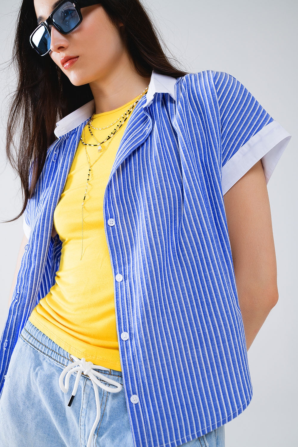 Camisa azul con mangas cortas y rayas verticales