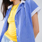 Camisa azul con mangas cortas y rayas verticales