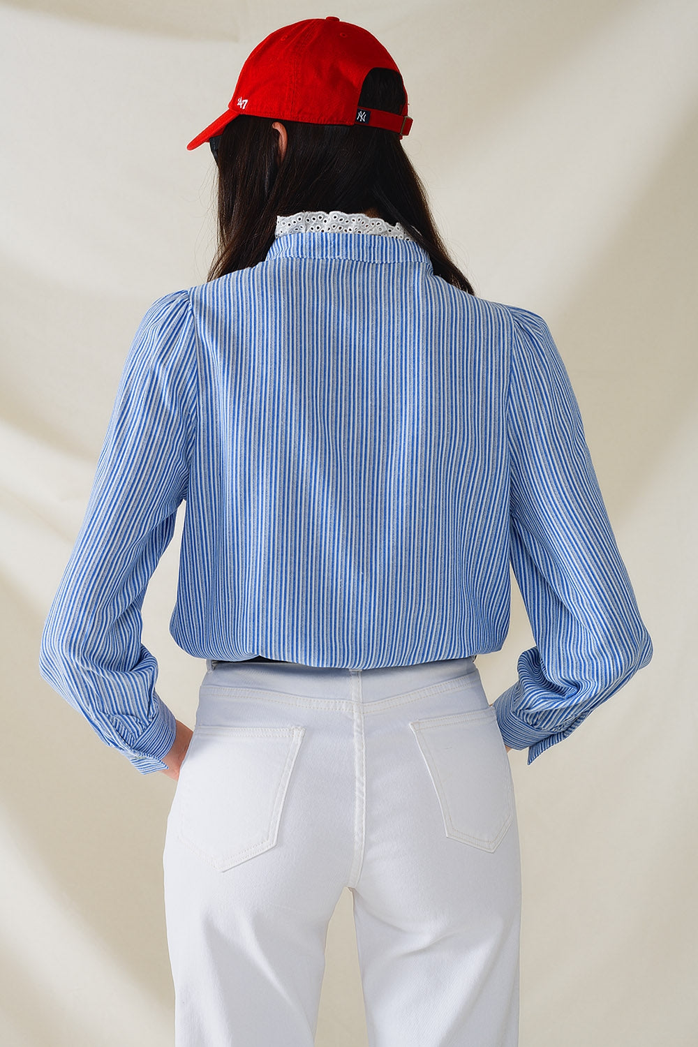 Camisa Azul Con Rayas Blancas Verticales Con Detalle De Encaje