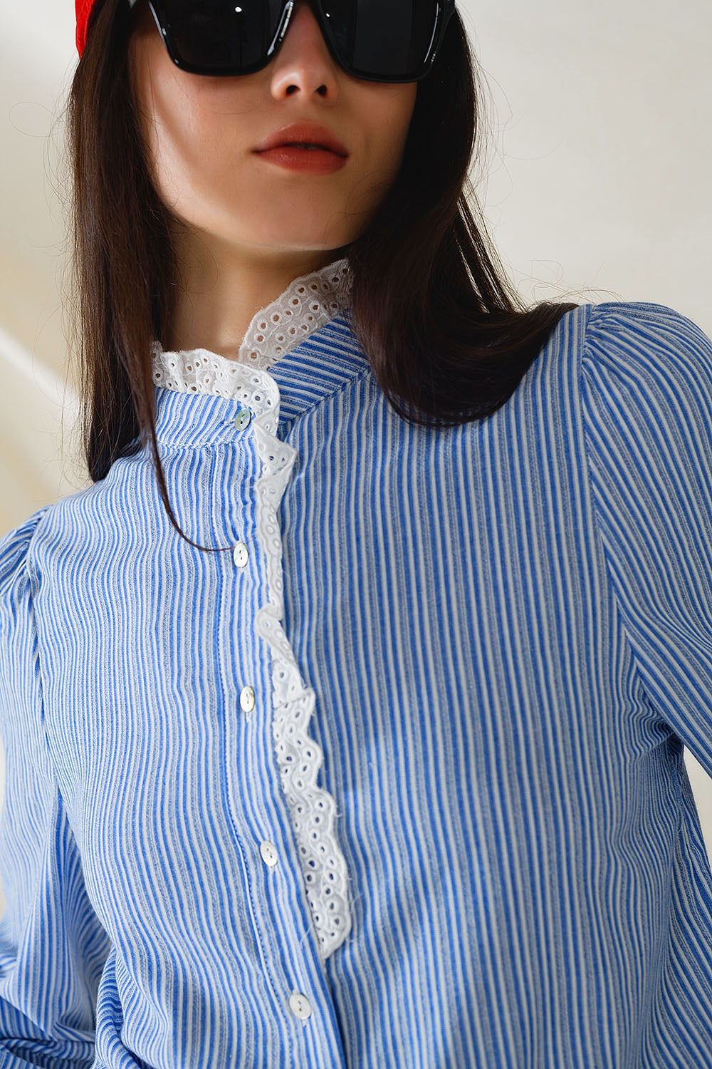 Camisa Azul Con Rayas Blancas Verticales Con Detalle De Encaje