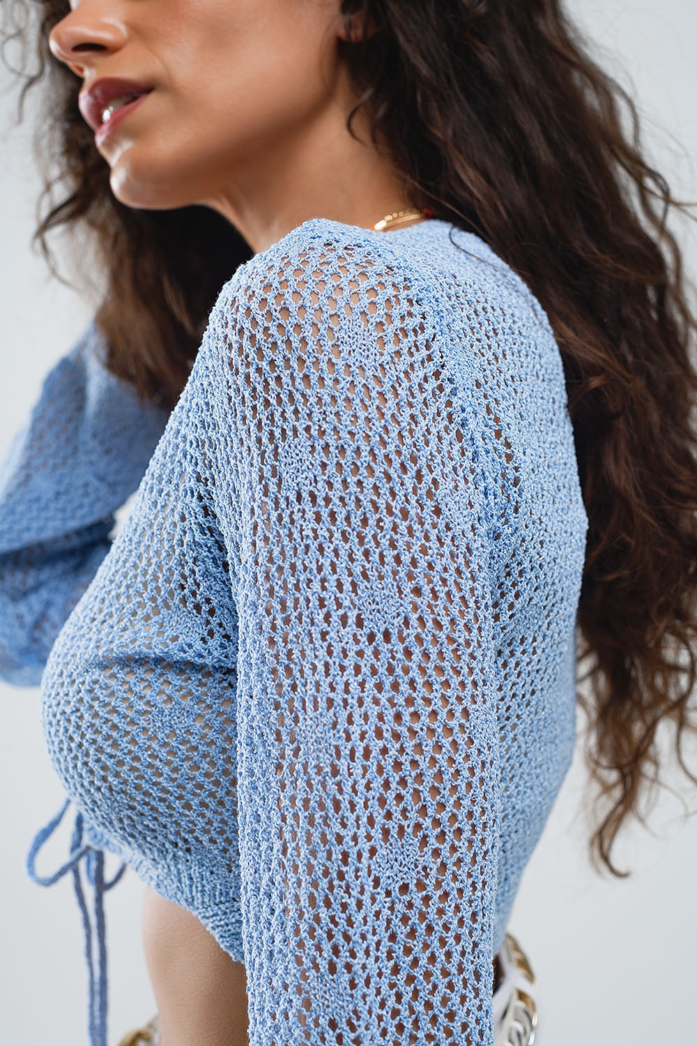 Cárdigan corto de crochet azul con detalle de lurex