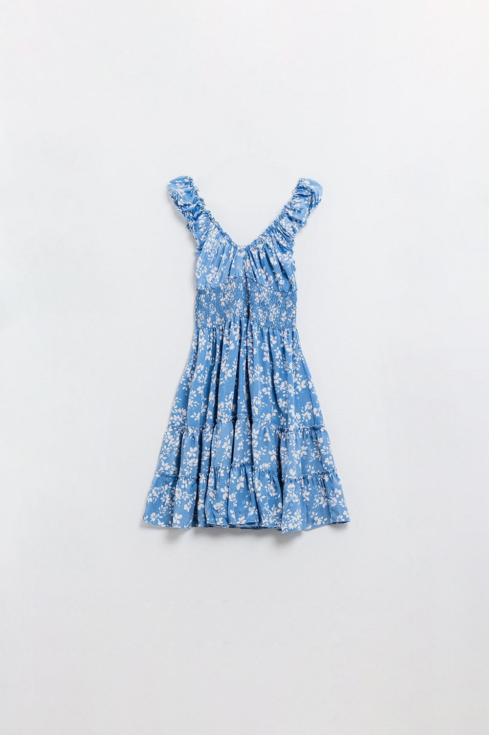 Vestido corto azul con estampado floral blanco y cintura elástica