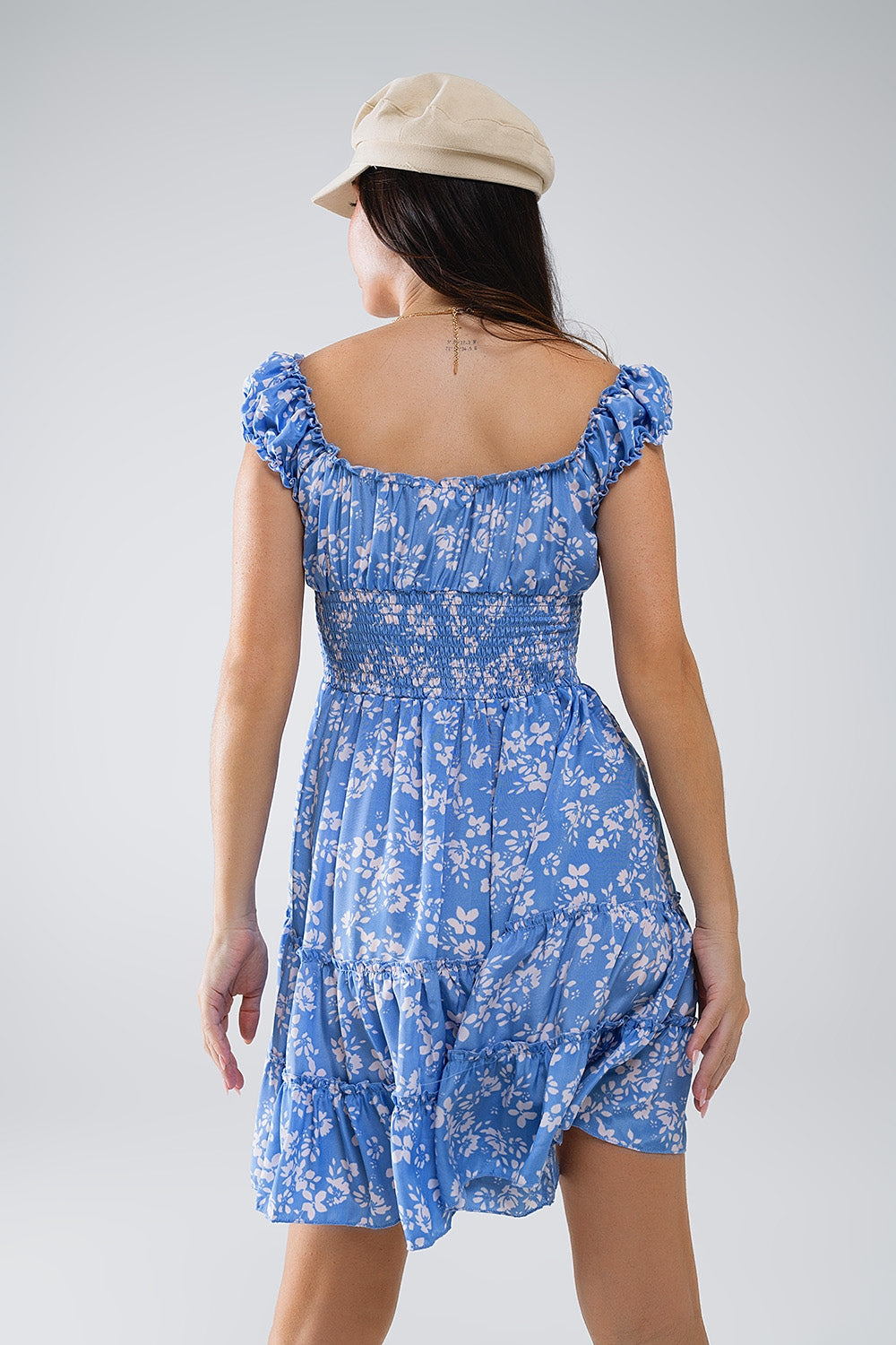 Vestido corto azul con estampado floral blanco y cintura elástica