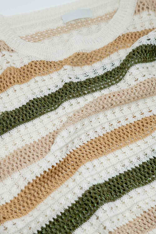 Suéter blanco de crochet de manga larga con cuello barco y rayas marrones