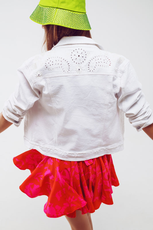 Chaqueta vaquera con bordados en blanco