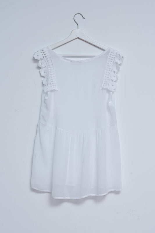 Top blanco con detalle de volante bordado