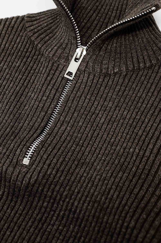 Brown ribbed fitted sweater with zip closure