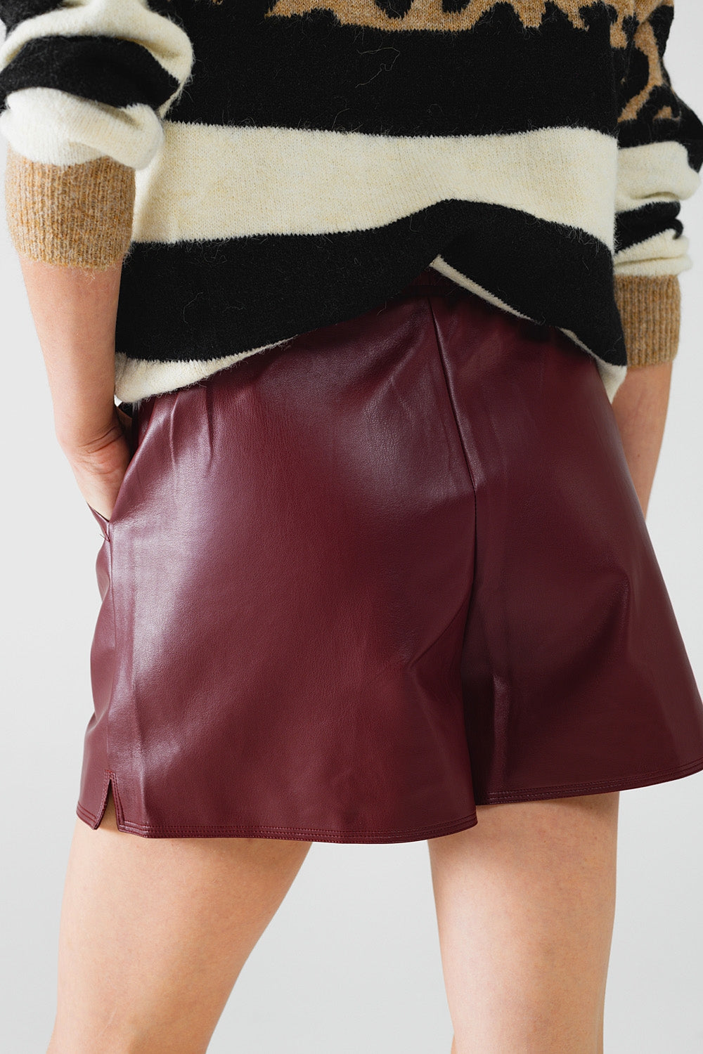 Burgundy faux leather shorts with gathering at the waist with drawstring