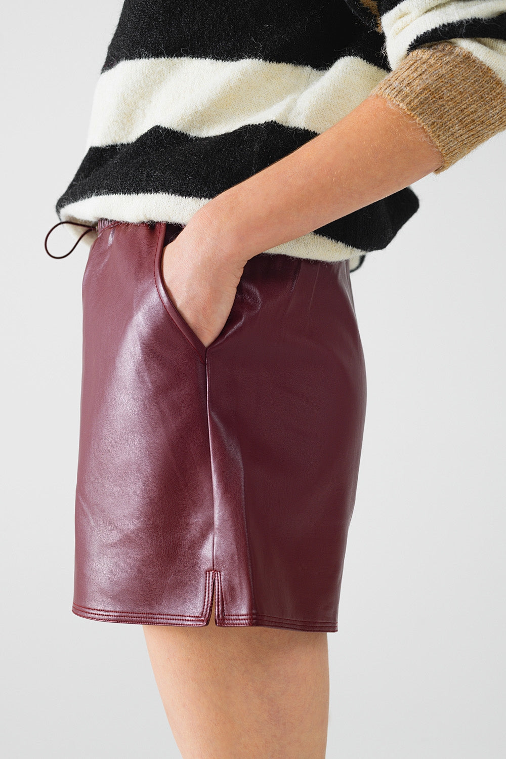 Burgundy faux leather shorts with gathering at the waist with drawstring