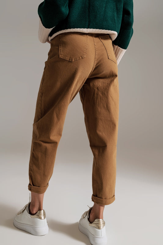 Pantalón relajado camel con detalle de bolsillo en la cintura
