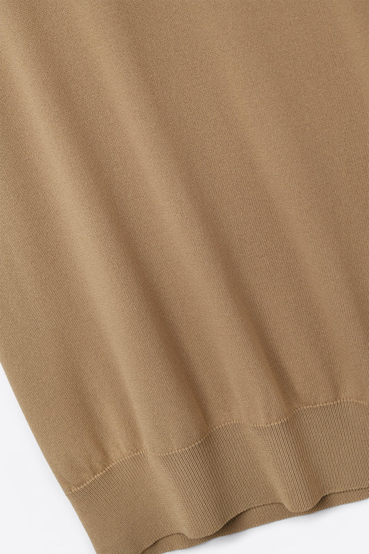 Camel turtleneck sweater with fitted short sleeves