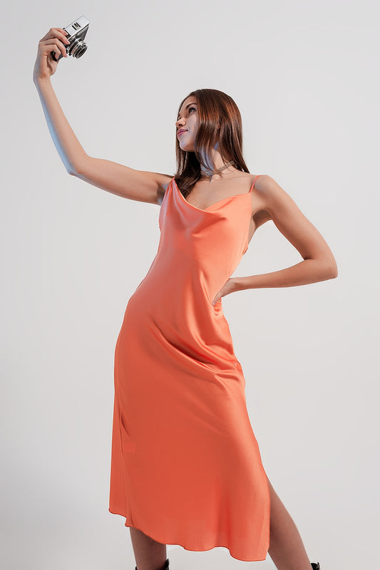 Vestido camisola midi de raso naranja de alto brillo