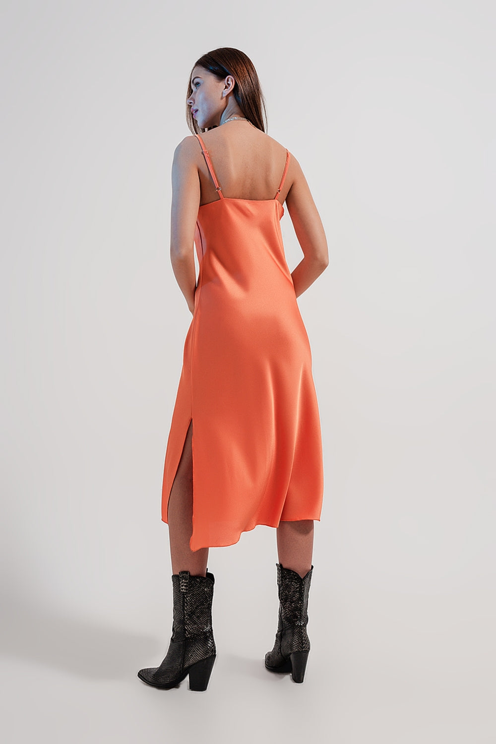 Vestido camisola midi de raso naranja de alto brillo