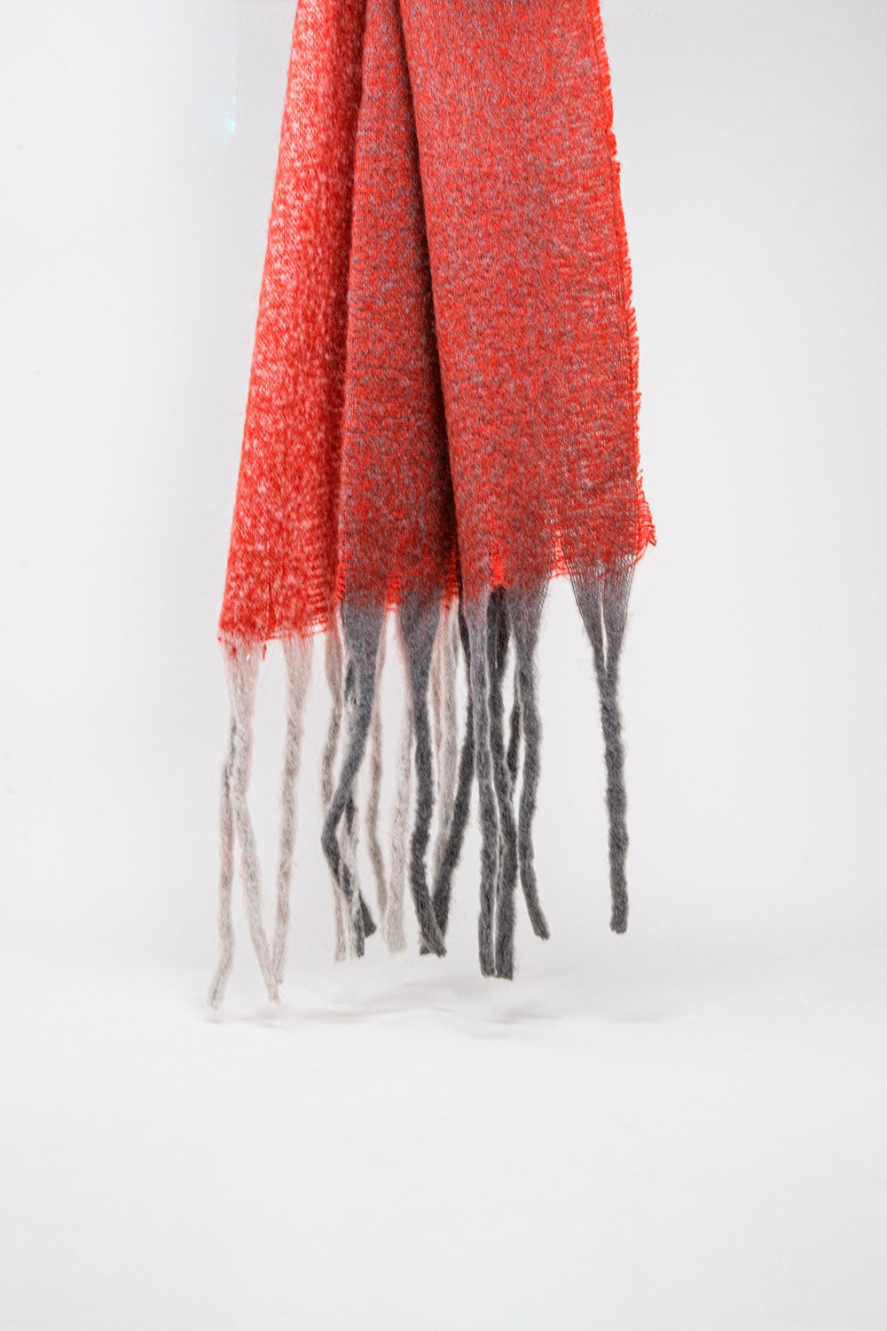 Q2 Chunky knit scarf in red color block with fringes