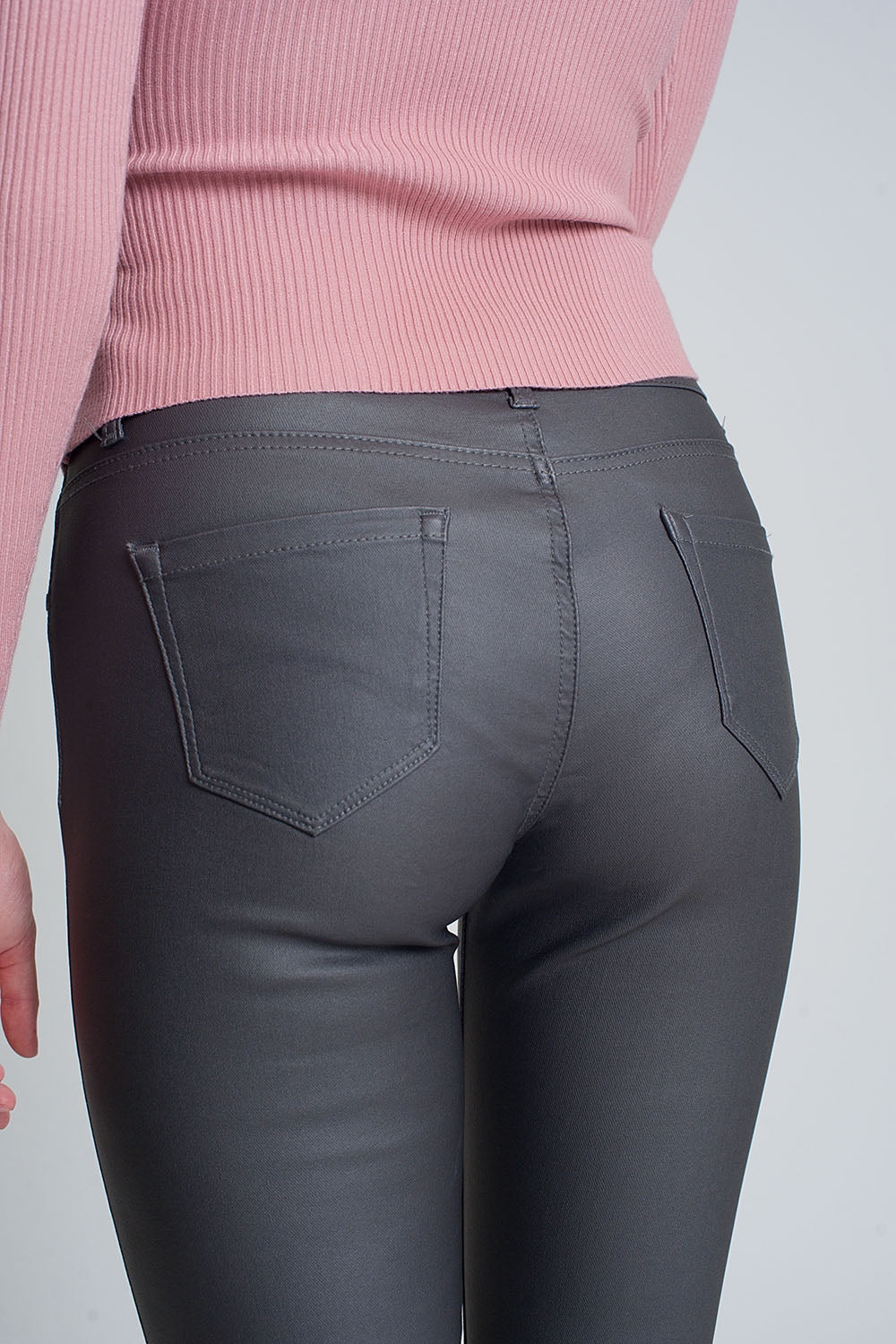 Pantalones revestidos en gris