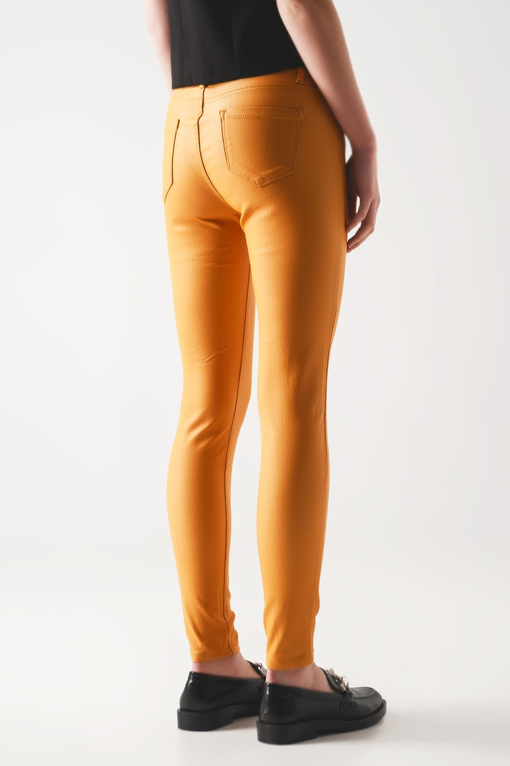 Coated pants in orange