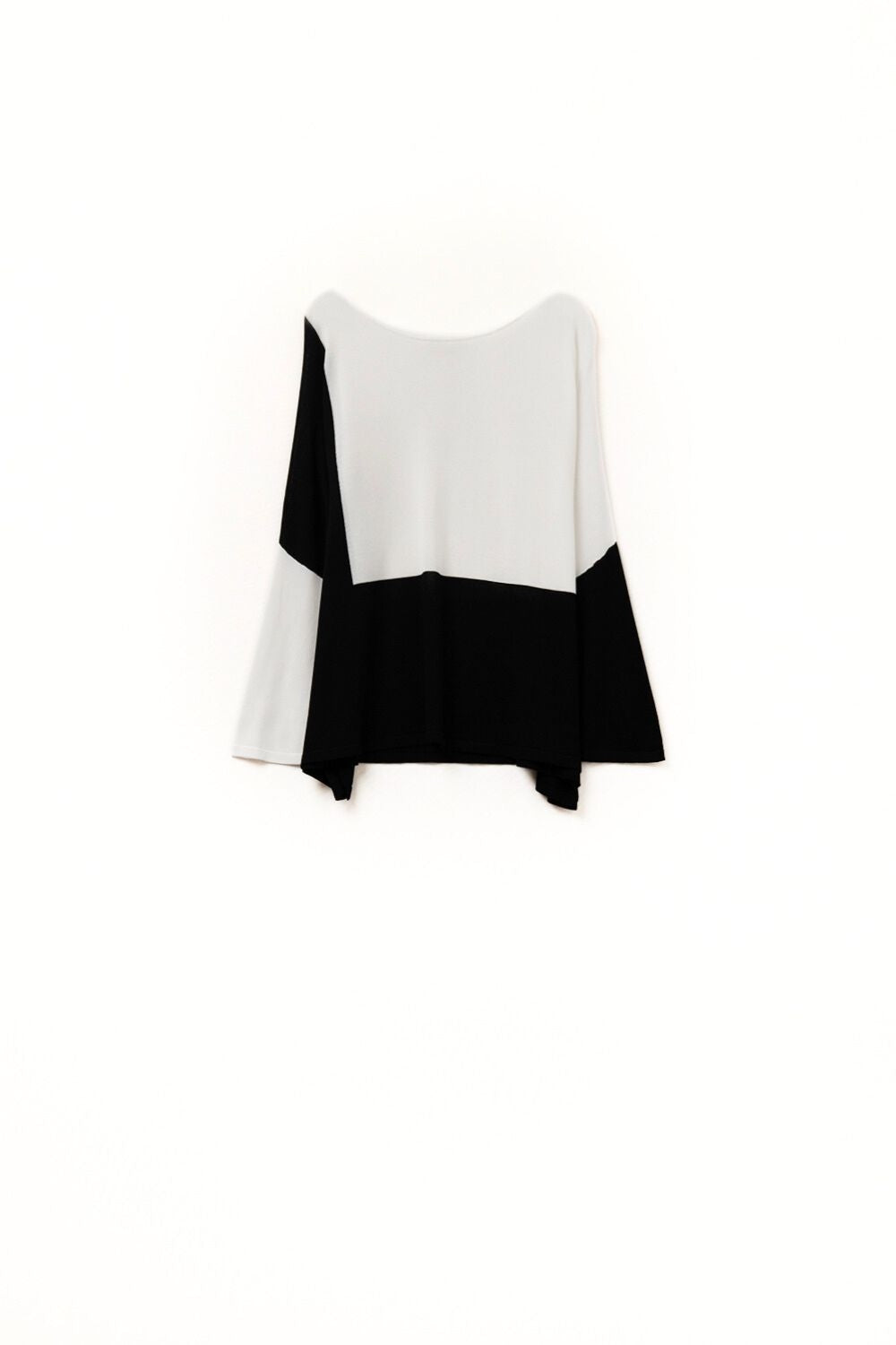 Q2 Color Block Bat Wing Sweater In White and black