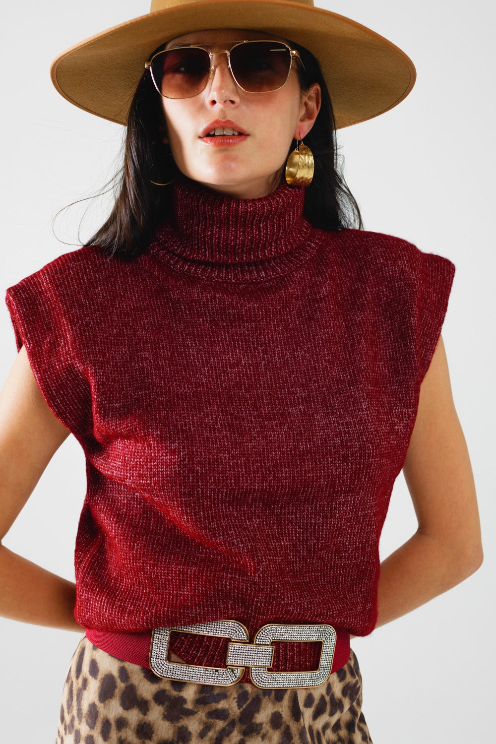 Q2 Cozy turtleneck sleeveless sweater in burgundy