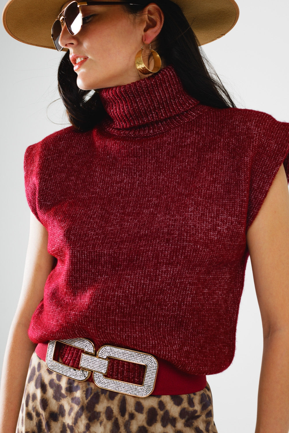 Cozy turtleneck sleeveless sweater in burgundy