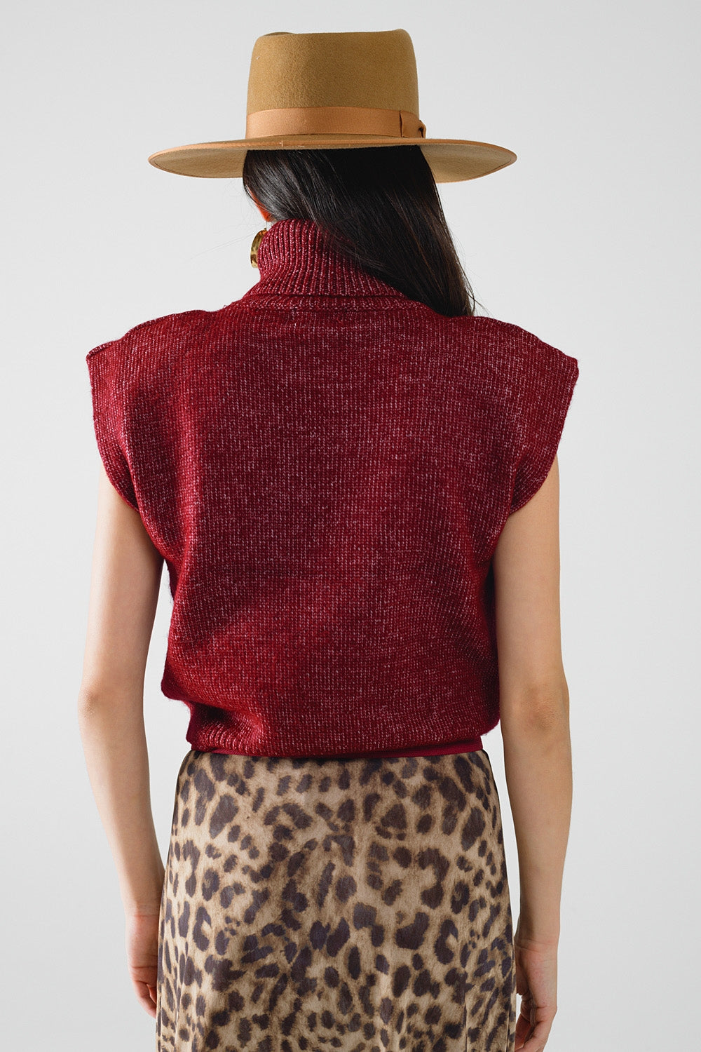 Cozy turtleneck sleeveless sweater in burgundy