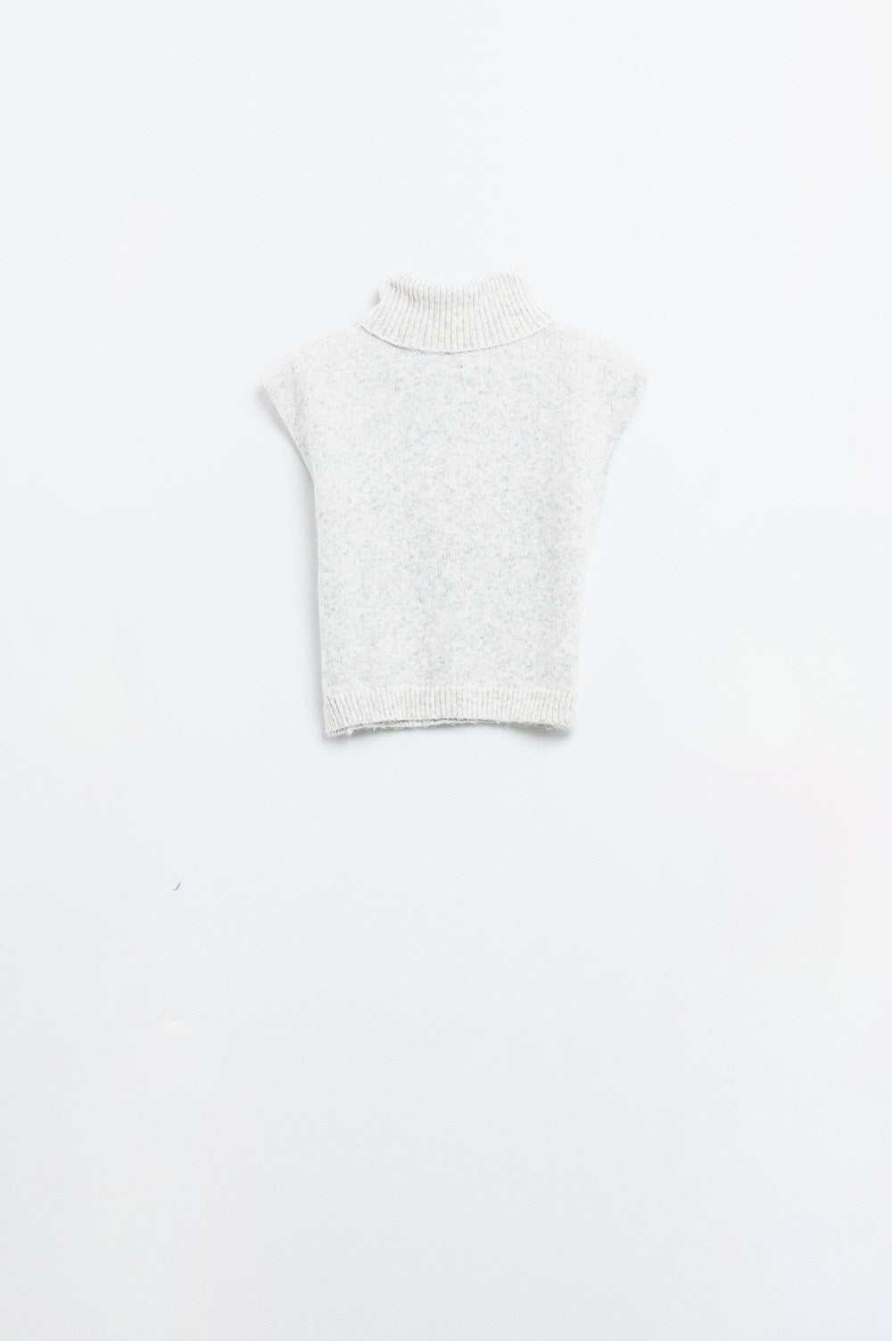 Q2 Cozy turtleneck sleeveless sweater in grey