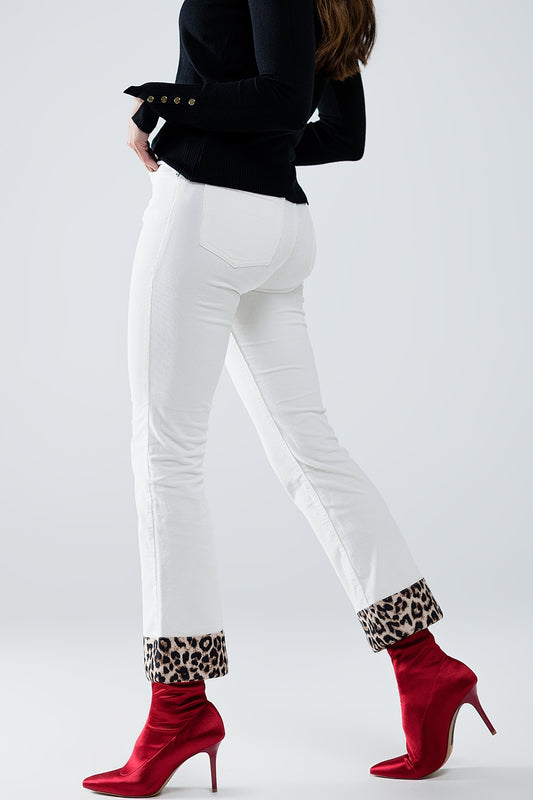 Pantalón acampanado de pana color crema con estampado de leopardo en la parte inferior