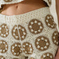 Pantalones cortos de crochet con patrón circular en color beige