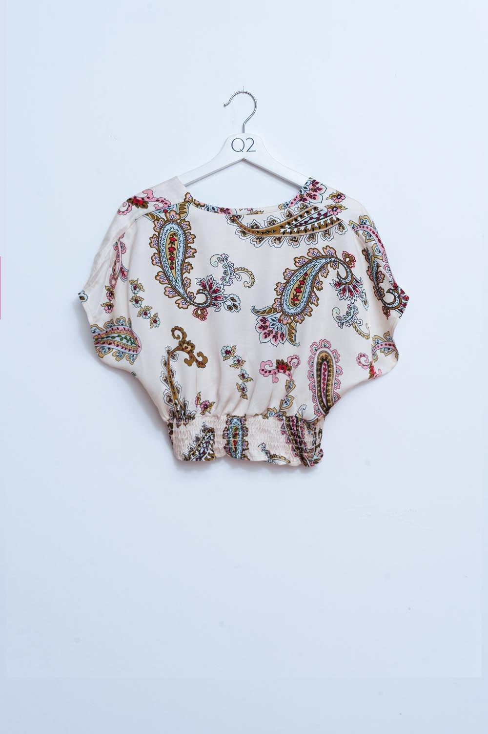 Crop top con estampado paisley