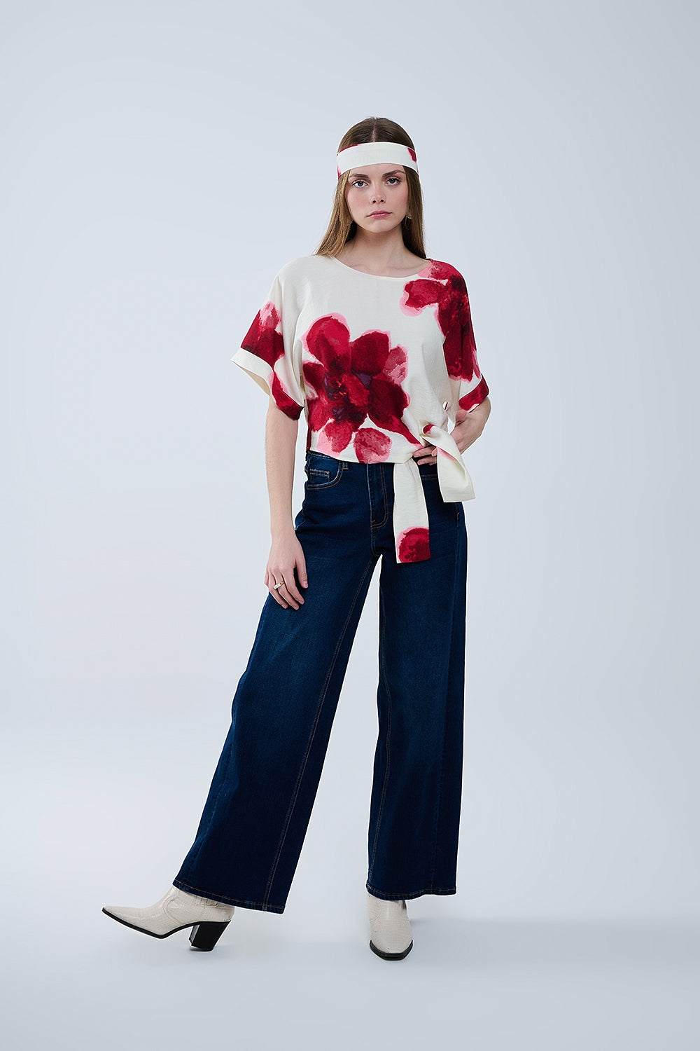 Cropped Beige Blouse With Tropical Floral Print in Red Tied At The Waist